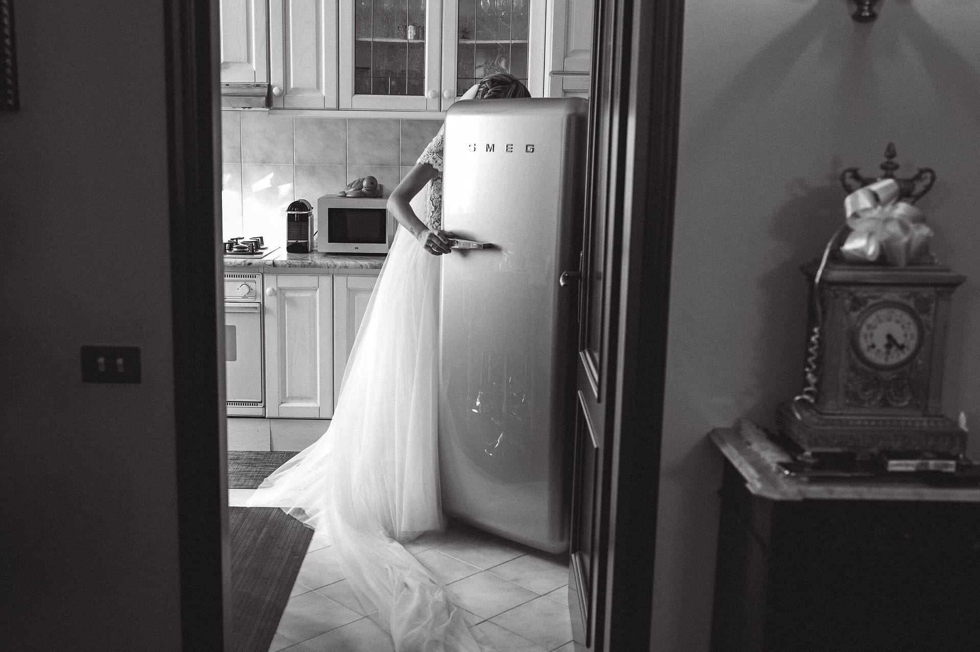 Sposa a casa con frigorifero