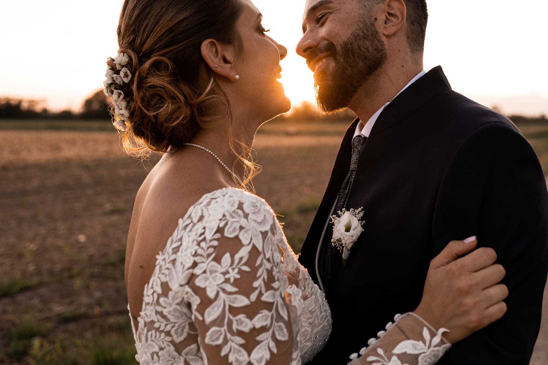 fotografia di sposi in un matrimonio al tramonto