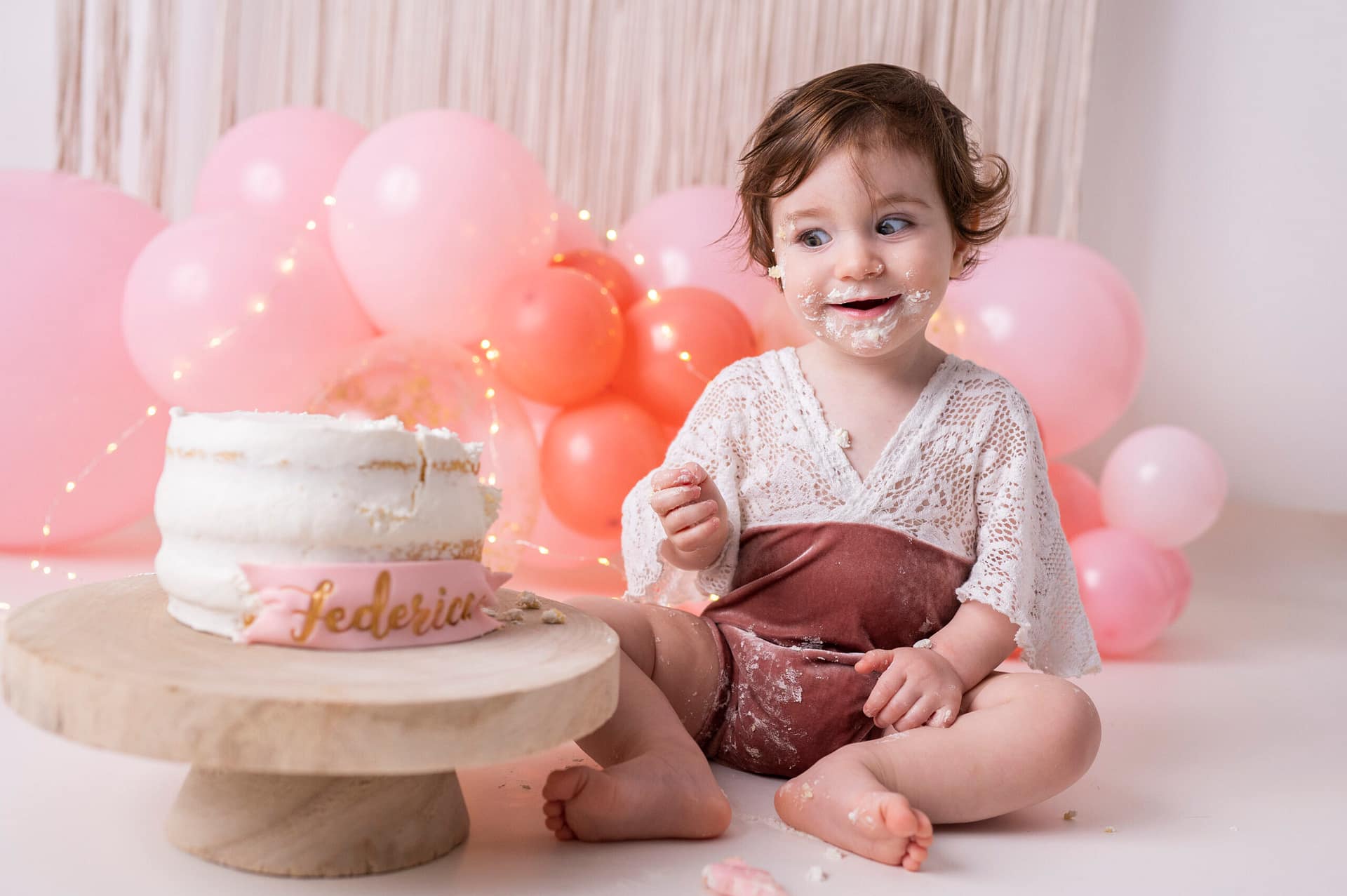 immagine di una bambina con una torta
